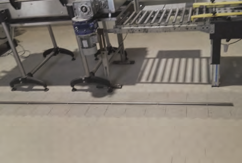 Área de proceso cárnico con piso industrial antideslizante