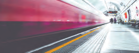 Andén de estación de metro con piso técnico CIPA de alto tránsito