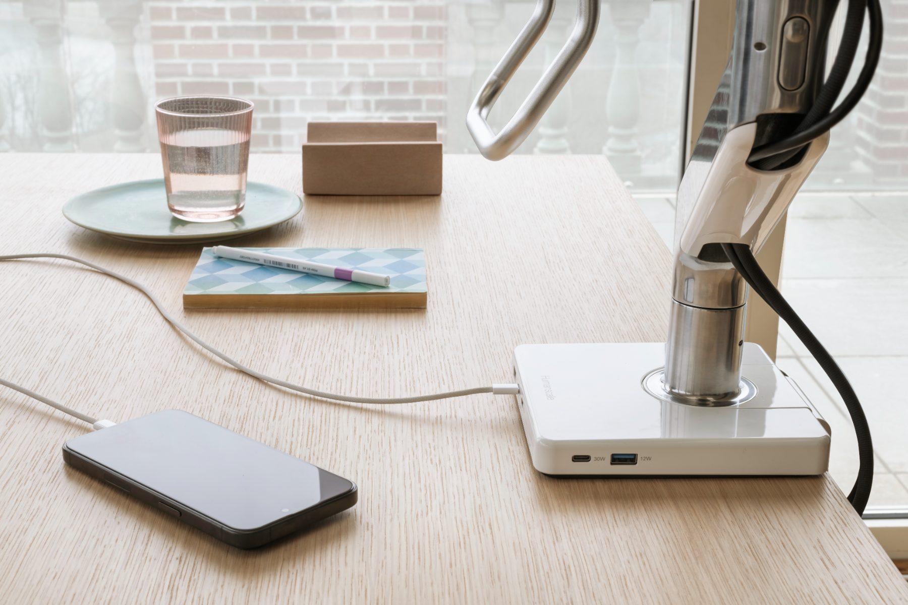 Puesto de trabajo con docking y brazos de monitor Humanscale en oficina corporativa